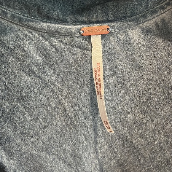 Free People chambray tie front, high-low sleeveless blouse - Picture 5 of 6